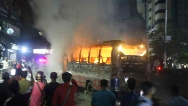 গুলশান-মহাখালী লিংক রোডে চলন্ত বাসে আগুন