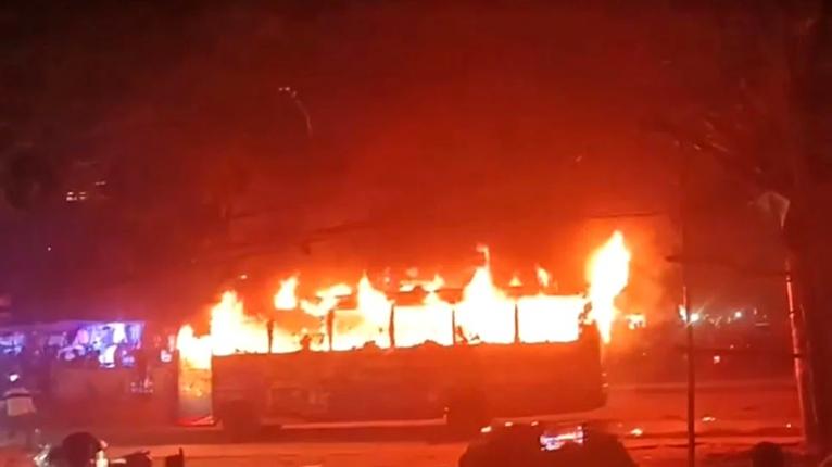 রাজধানীর বাড্ডায় চলন্ত বাসে আগুন