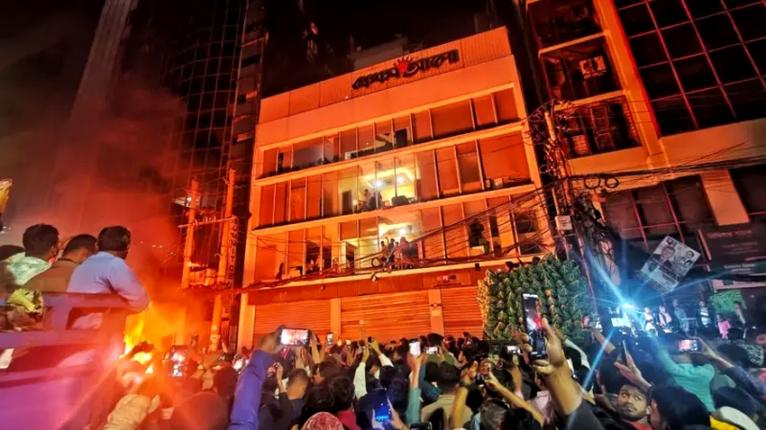 প্রথম আলো ও ডেইলি স্টারে হামলার ঘটনায় করাচি প্রেস ক্লাবের তীব্র নিন্দা