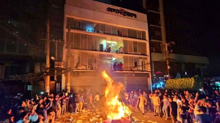 প্রথম আলোতে হামলার ঘটনায় অজ্ঞাতনামা ৫০০ জনকে আসামি করে মামলা