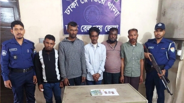 চলন্ত ট্রেনে যাত্রীকে অজ্ঞান করে টাকা–ফোন হাতিয়ে নেওয়ার সময় গ্রেপ্তার ৫