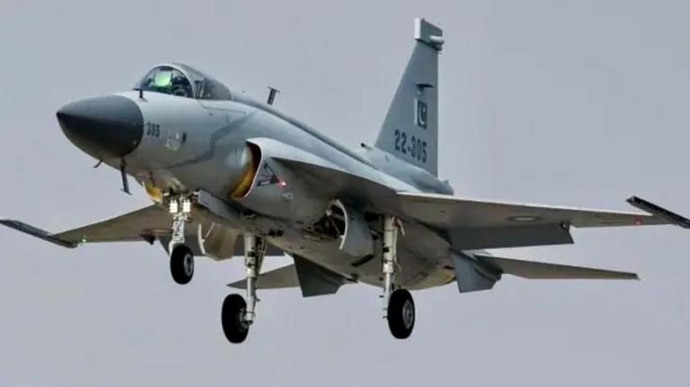 কেন বাংলাদেশসহ বিভিন্ন দেশের কাছে জেএফ-১৭ যুদ্ধবিমান  বিক্রি করছে পাকিস্তান?