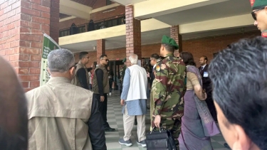 শীর্ষ ৩ নেতার ভোটকেন্দ্র পরিদর্শনে প্রধান উপদেষ্টা