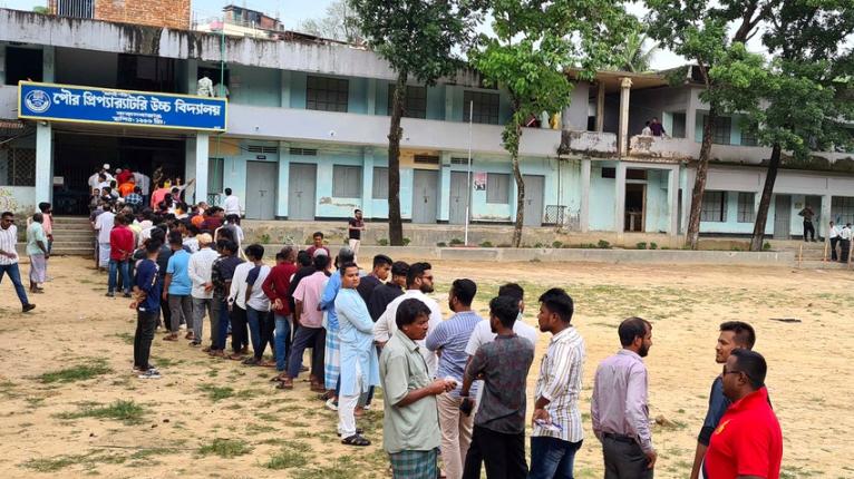 কক্সবাজারে ৫৯৮ ভোটকেন্দ্রে উৎসবমুখর পরিবেশে চলছে ভোটগ্রহণ