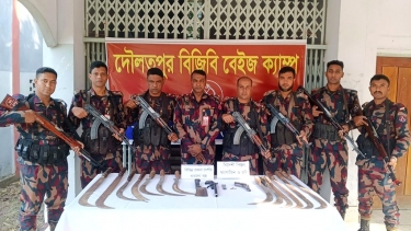 দৌলতপুরে বিপুল পরিমাণ অস্ত্র উদ্ধার