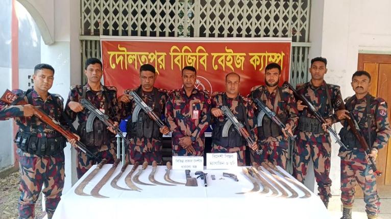 দৌলতপুরে বিপুল পরিমাণ অস্ত্র উদ্ধার