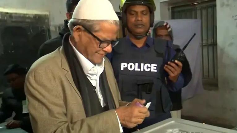 ভোট দিলেন মির্জা ফখরুল