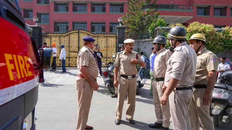 দিল্লিতে স্কুল ও সংসদ ভবন উড়িয়ে দেয়ার হুমকি দিয়ে একাধিক ই-মেইল
