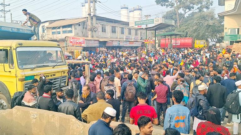 অতিরিক্ত বাস ভাড়া আদায়ের অভিযোগে নবীনগর-চন্দ্রা মহাসড়ক অবরোধ