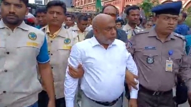 <small>বরিশাল</small> আইনজীবী সমিতির সভাপতি আটক, বিএনপিপন্থীদের প্রতিবাদ