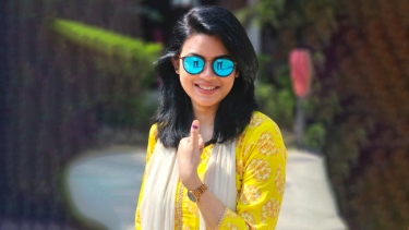 ভোট দিলেন ‘আয়নাবাজি’ খ্যাত নাবিলা