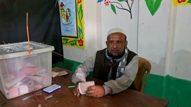 <small>ঝিনাইদহ-৪</small> একাধিক টিপসই নেওয়ার অভিযোগে সহকারী প্রিসাইডিং অফিসারকে অব্যাহতি