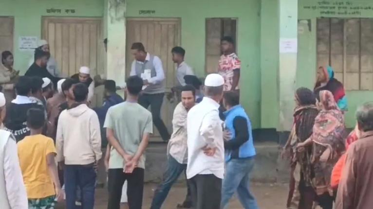 রুমিন ফারহানা ও হাবিবের সমর্থকদের মধ্যে মারামারি, সাময়িক ভোটগ্রহণ বন্ধ