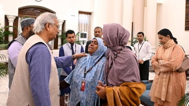 ওসমান হাদির পরিবারকে ফ্ল্যাটের দলিল হস্তান্তর করলেন প্রধান উপদেষ্টা