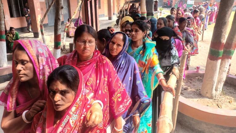 হিন্দু অধ্যুষিত এলাকায় ভোটের আমেজ, চার ঘণ্টায় ৪০ শতাংশের বেশি ভোটগ্রহণ