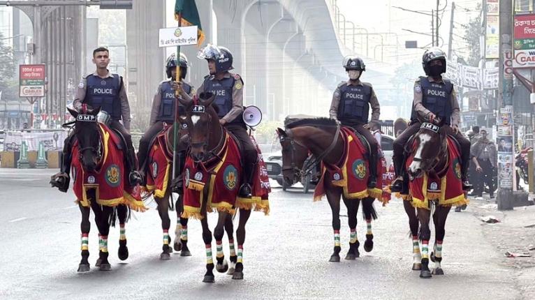 রাজধানীতে টহল দিচ্ছে ডিএমপির অশ্বারোহী দল