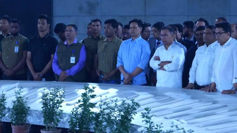 মা-বাবার কবর জিয়ারত করে প্রচারণা শেষ করলেন তারেক রহমান