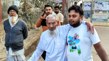 পছন্দের প্রার্থীকে ভোট দিয়ে খুশি ১১০ বছরের বৃদ্ধ হাফিজুর