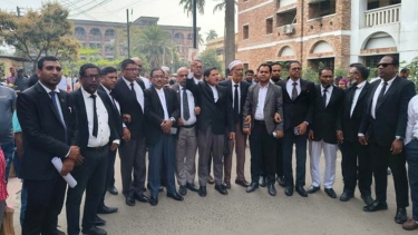 বরিশালে আওয়ামী লীগ নেতাকে জামিন দেওয়ায় আইনজীবীদের আদালত বর্জন