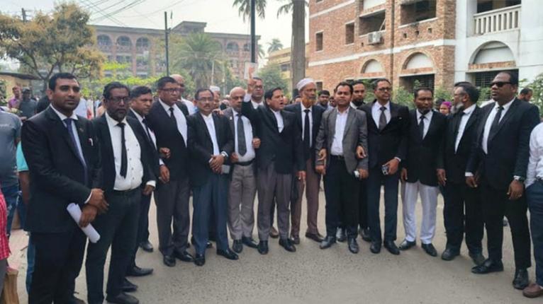 বরিশালে আওয়ামী লীগ নেতাকে জামিন দেওয়ায় আইনজীবীদের আদালত বর্জন