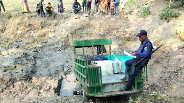 গাইবান্ধায় চাকা পাংচার হয়ে পুকুরে পড়লো নির্বাচনী সরঞ্জাম বহনকারী গাড়ি