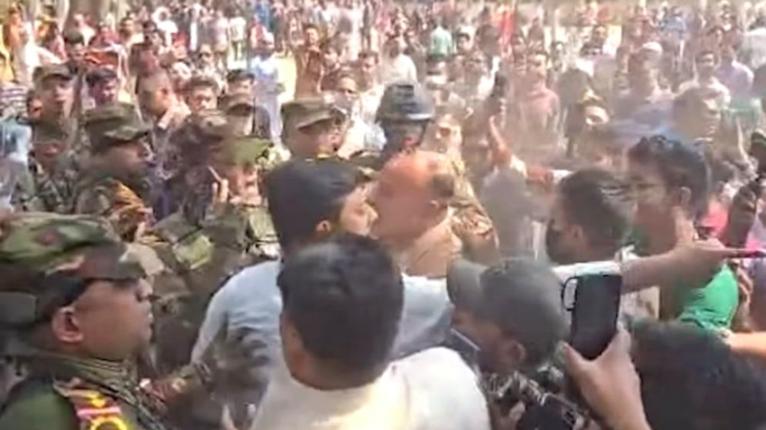 ভোটকেন্দ্রে তোপের মুখে নাসীরুদ্দীন পাটোয়ারী, ‘ভুয়া ভুয়া’ স্লোগান