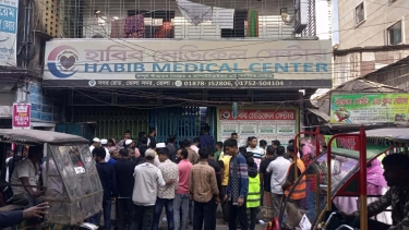 ভোলায় ভুল চিকিৎসায় গর্ভের সন্তানসহ প্রসূতির মৃত্যুর অভিযোগে হাসপাতাল ভাঙচুর।