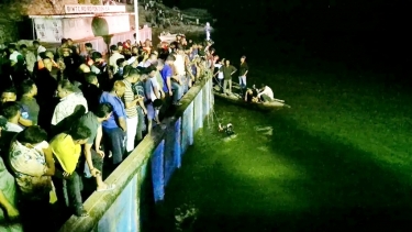 <small>দৌলতদিয়া ঘাটে যাত্রীবাহী বাসডুবি</small> অভিযানে হামজা, দুই নারীর মরদেহ উদ্ধার