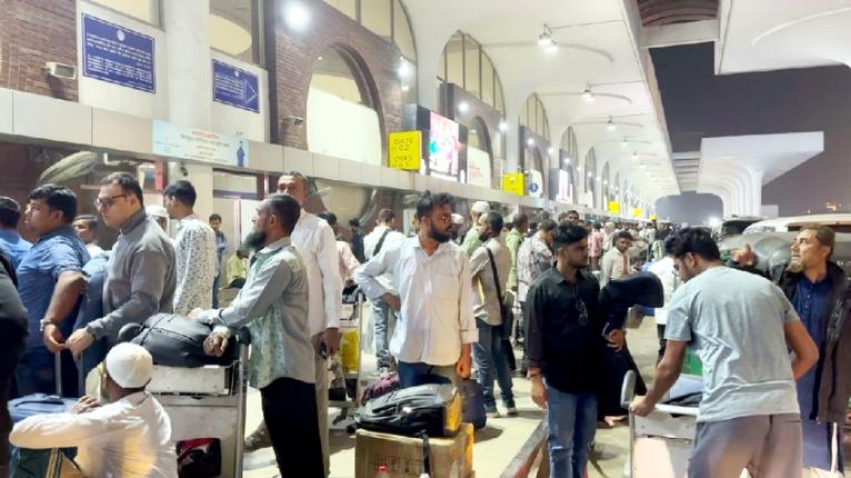 মধ্যপ্রাচ্যগামী ৫৪ ফ্লাইট বাতিল, বিমানবন্দরে অপেক্ষা করছেন শতশত যাত্রী