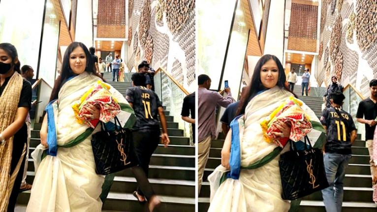 আড়ংয়ে ব্যাগ না পেয়ে ক্ষুব্ধ রুমিন ফারহানা, হাতে কাপড় নিয়ে শোরুম ত্যাগ