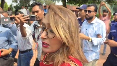 জাতীয় স্মৃতিসৌধে ফুল দিতে গিয়ে কার্যক্রম নিষিদ্ধ আ. লীগের ৩ জন আটক