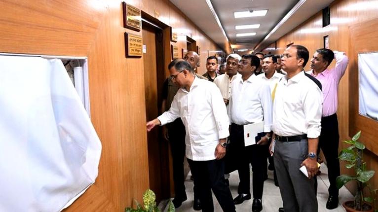 সচিবালয়ে আকস্মিক বিভিন্ন মন্ত্রণালয় ও দপ্তর পরিদর্শন করলেন প্রধানমন্ত্রী