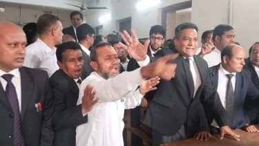 <small>বরিশাল আইনজীবী সমিতির নির্বাচন</small> মনোনয়ন ফরম বিতরণকে কেন্দ্র করে আদালত অঙ্গনে হট্টগোল