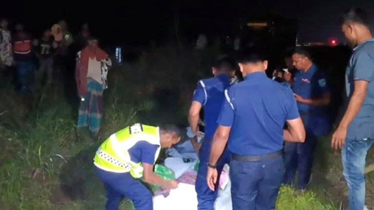 Law News24 - টাঙ্গাইলে নিহত ৫ তেল শেষ হওয়ায় থেমেছিল বাস, যাত্রীরা নেমে বসেছিলেন  রেললাইনে