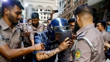 মাসুদ উদ্দিন চৌধুরীর গায়ে ময়লা পানি-পচা ডিম নিক্ষেপ