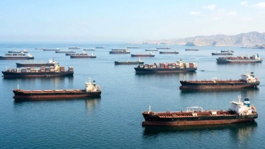 হরমুজ প্রণালিতে অপেক্ষমাণ ২ হাজারের বেশি জাহাজ