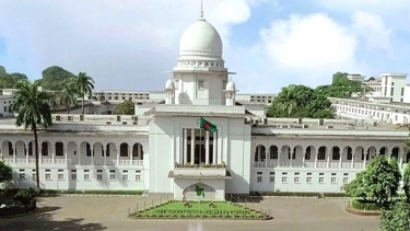 ওমরায় যেতে বাধা দেওয়ায় কোটি টাকা ক্ষতিপূরণ চেয়ে রিট