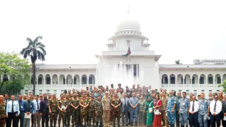 বিভিন্ন দেশের সামরিক বাহিনীর সদস্যদের সুপ্রিম কোর্ট পরিদর্শন