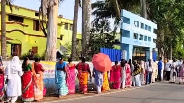 <small>টান টান উত্তেজনায় পশ্চিমবঙ্গে ভোটগ্রহণ চলছে</small> সকাল থেকেই বুথে বুথে টহল মমতার