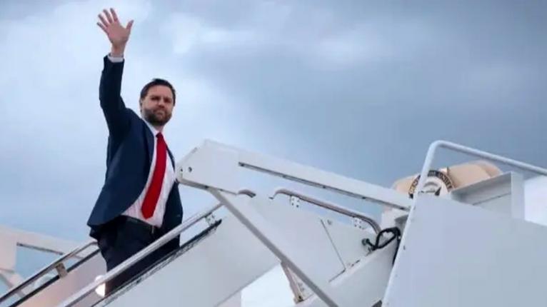 পাকিস্তানের পথে জেডি ভ্যান্স