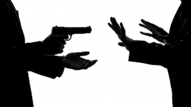 চাঁদার জন্য ভয় দেখাতে কানের পাশ দিয়ে গুলি করে ওরা