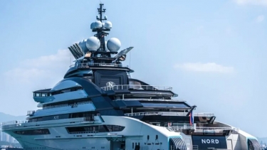 মার্কিন নিষেধাজ্ঞা উপেক্ষা করে হরমুজ প্রণালী অতিক্রম করল রুশ প্রমোদতরী