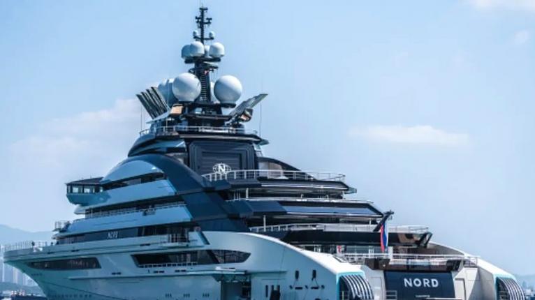 মার্কিন নিষেধাজ্ঞা উপেক্ষা করে হরমুজ প্রণালী অতিক্রম করল রুশ প্রমোদতরী