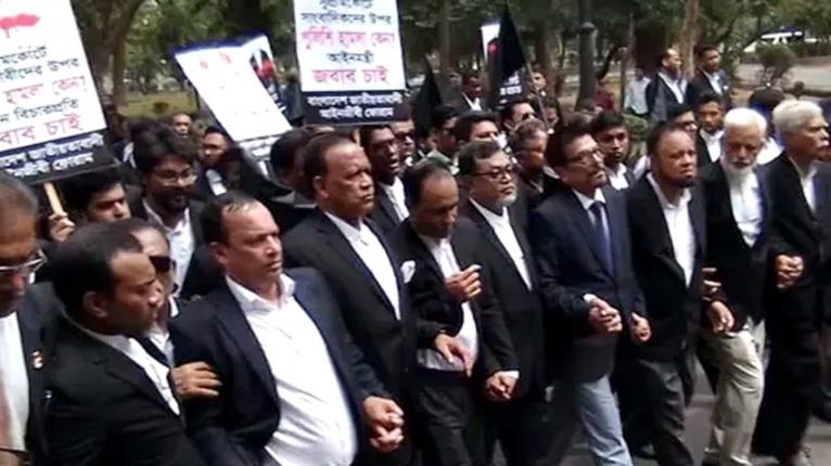 হাইকোর্টে বিএনপিপন্থি আইনজীবীদের বিক্ষোভ