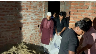 গৃহবধূকে হত্যার পর ঘরের মেঝেতে বালুচাপা
