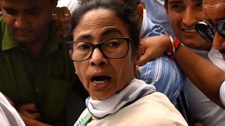 গৃহবিবাদে বিদ্ধ তৃণমূল কংগ্রেস, মমতাও দিশেহারা