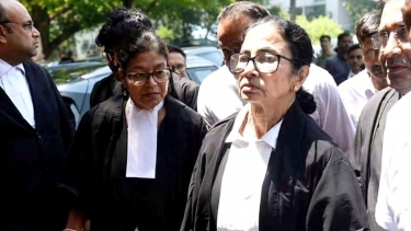 মমতাকে দেখে ‘চোর চোর’ স্লোগান