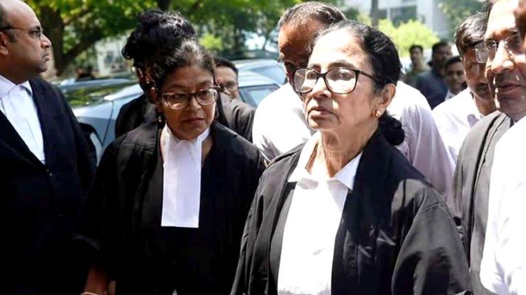 মমতাকে দেখে ‘চোর চোর’ স্লোগান