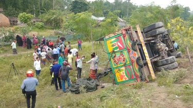 টাঙ্গাইলে ট্রাক দুর্ঘটনায় নিহত ১৫ জনের মরদেহ স্বজনদের কাছে হস্তান্তর