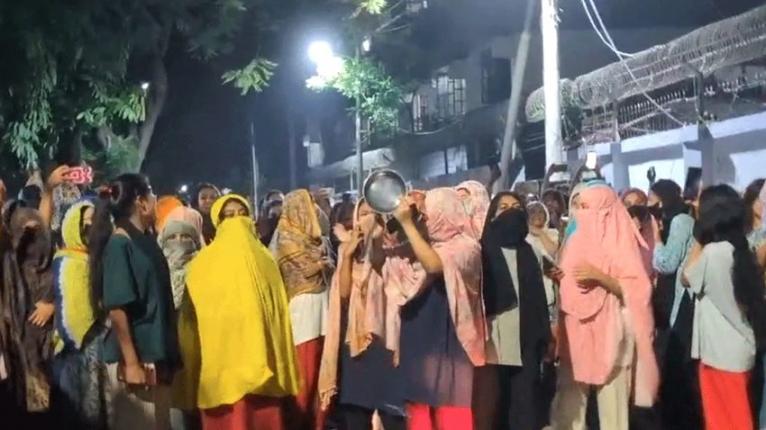 মধ্যরাতে উত্তাল ইডেন মহিলা কলেজ